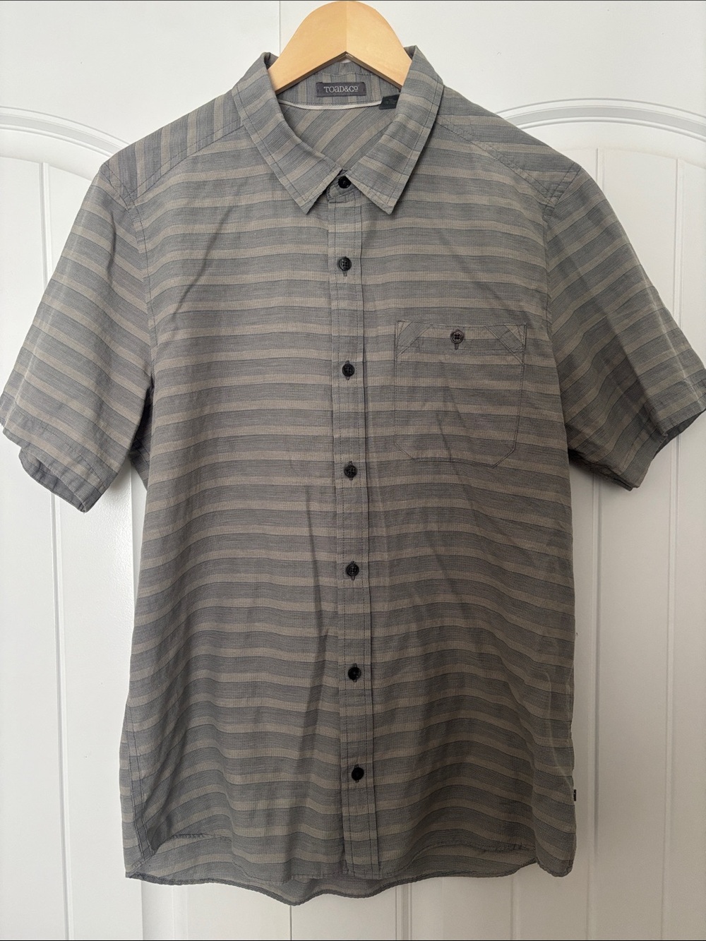 Toad & Co Men’s Short-Sleeve Striped Gray Button-Up Shirt